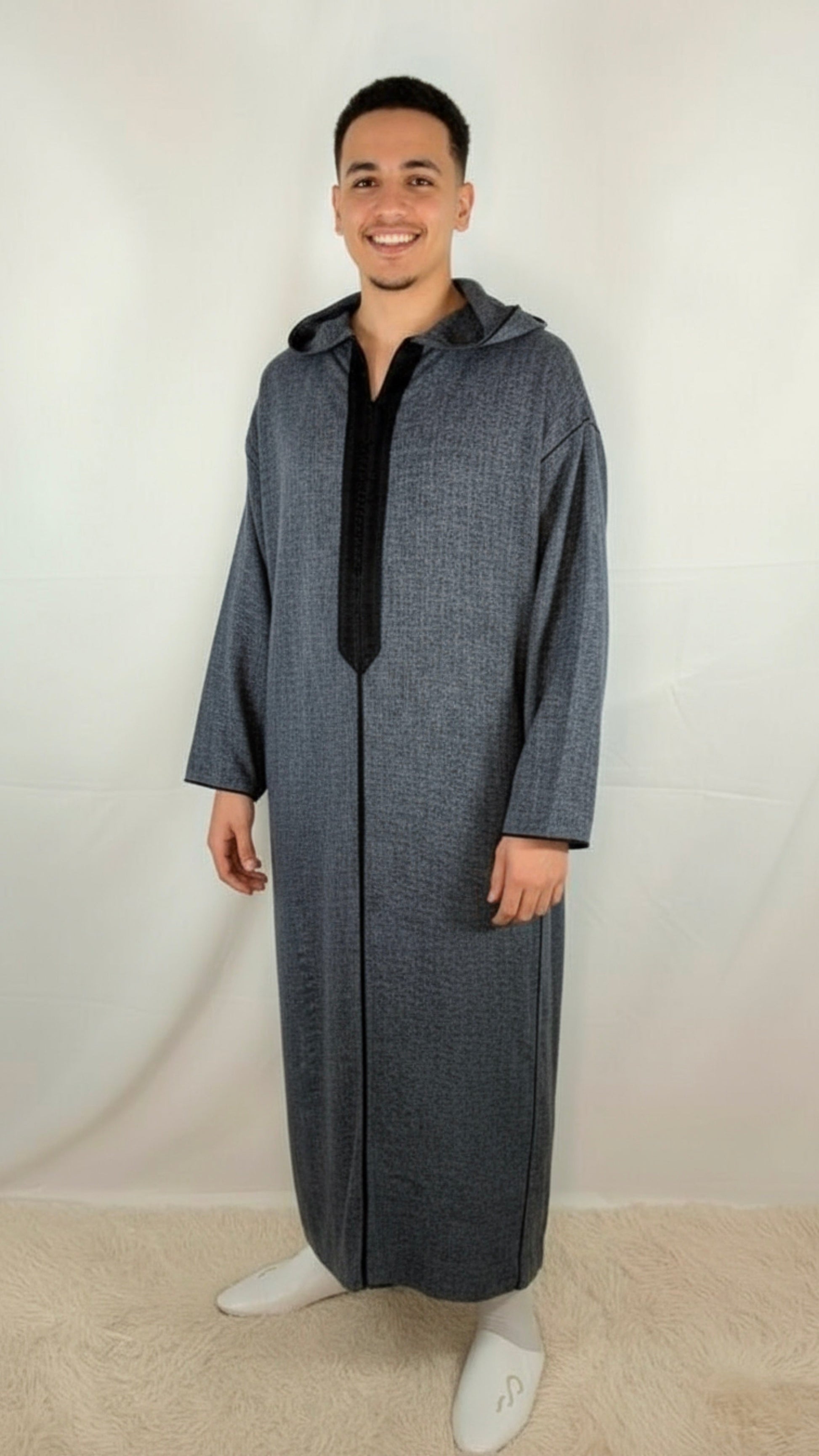 Eleganter Kaftane Premium in Grau und Schwarz mit hochwertigen Details und minimalistischer Stilrichtung
